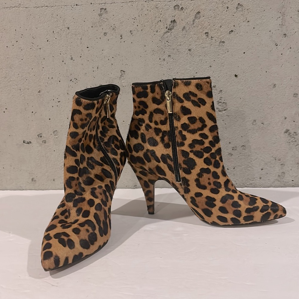 Vince Camuto Nandi 2 Calf Hair Leopard Print Pointed Toe Booties - Size 7.5 - Picture 3 of 10